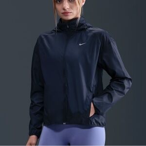 NIKE Women's Running jacket w front zip pockets & Mesh vents at back, sz medium